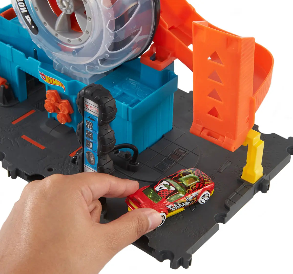 Hot Wheels City Super Twist Tire Shop with 1:64 single Car HDP02