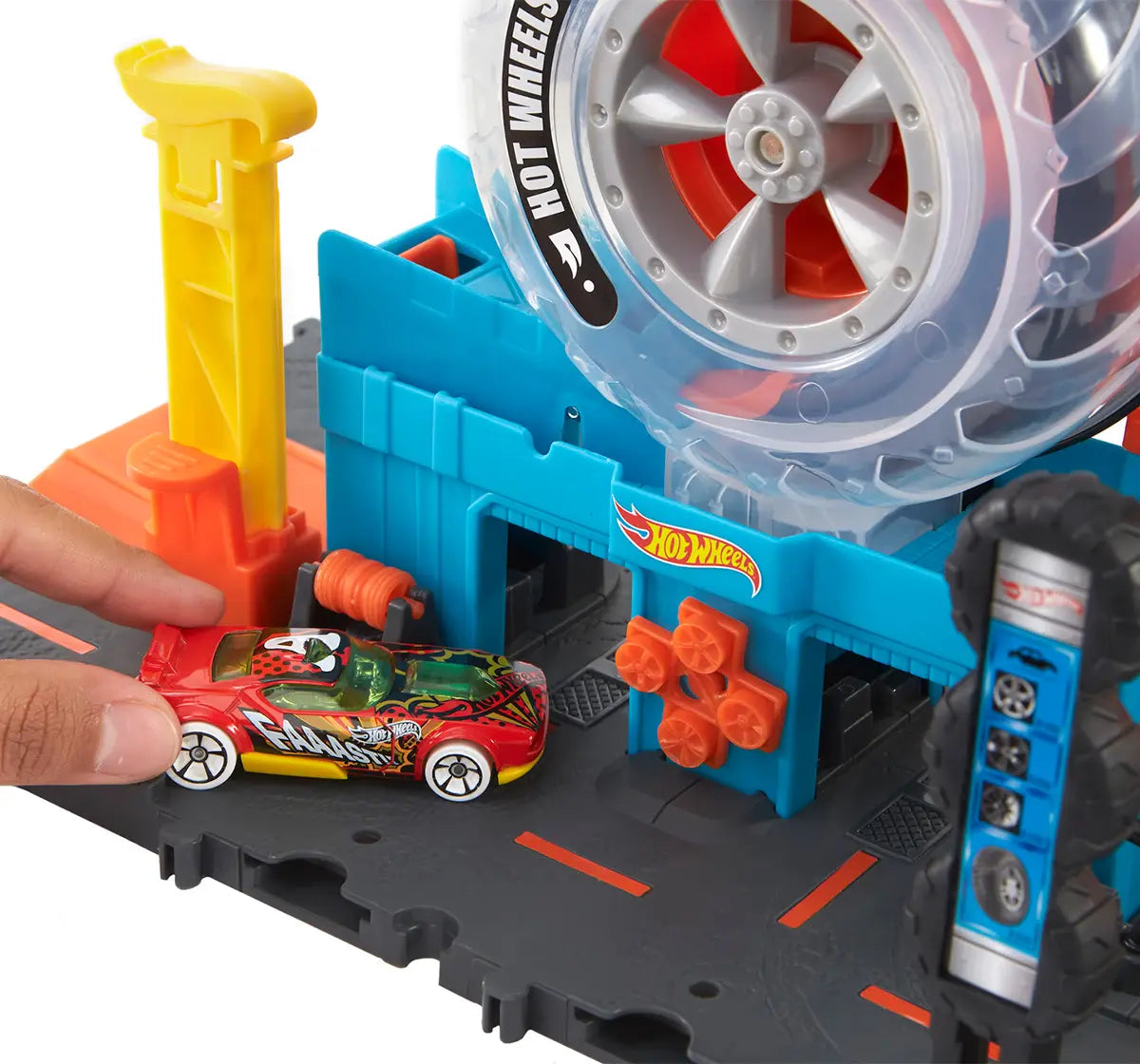 Hot Wheels City Super Twist Tire Shop with 1:64 single Car HDP02
