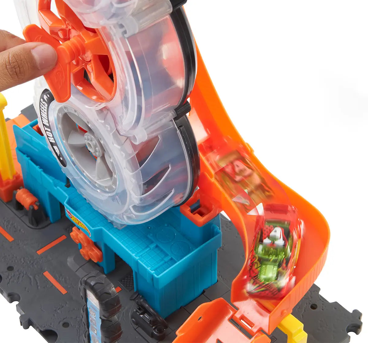 Hot Wheels City Super Twist Tire Shop with 1:64 single Car HDP02