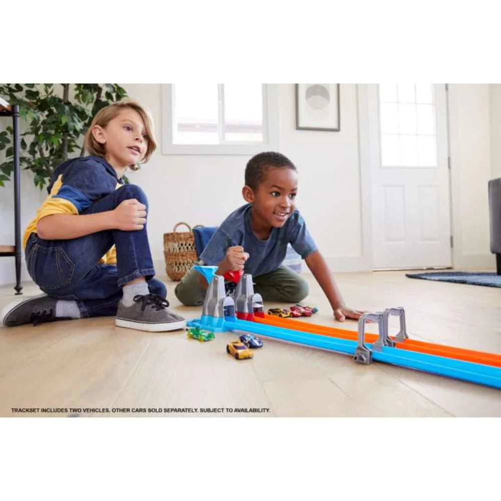 Hot Wheels Double Loop Dash Track Set with two 1:64 Cars GFH85